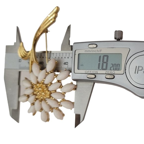 Trifari TM Gold Tone White Plastic Rhinestone Stemmed Flower Brooch, Signed E611 - Picture 7 of 9